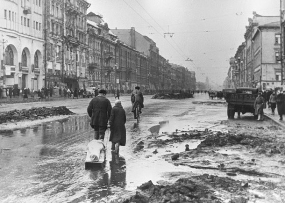 RIAN-archive-324-In-besieged-Leningrad-560x398