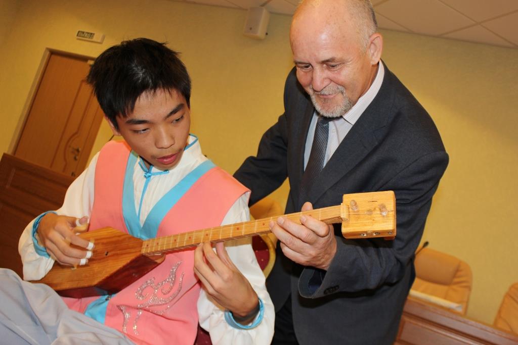 Экскурсия и мастер - класс по народным инструментам для школьников из Китая (02.10.17) 