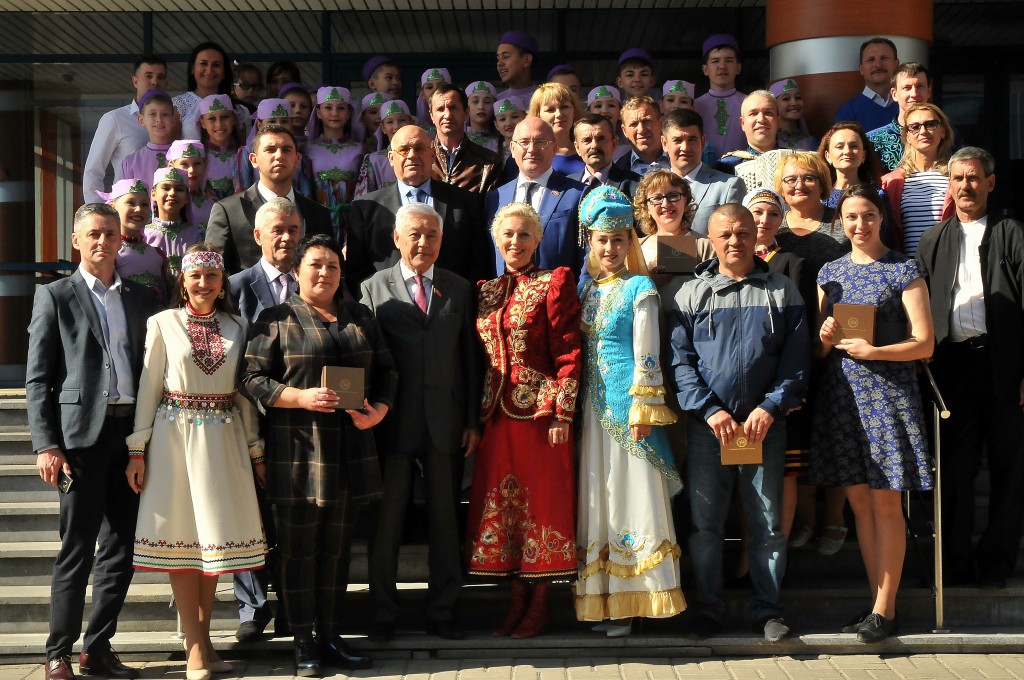 Фарид Мухаметшин вручил ключи от автобусов Домам дружбы пяти районов республики