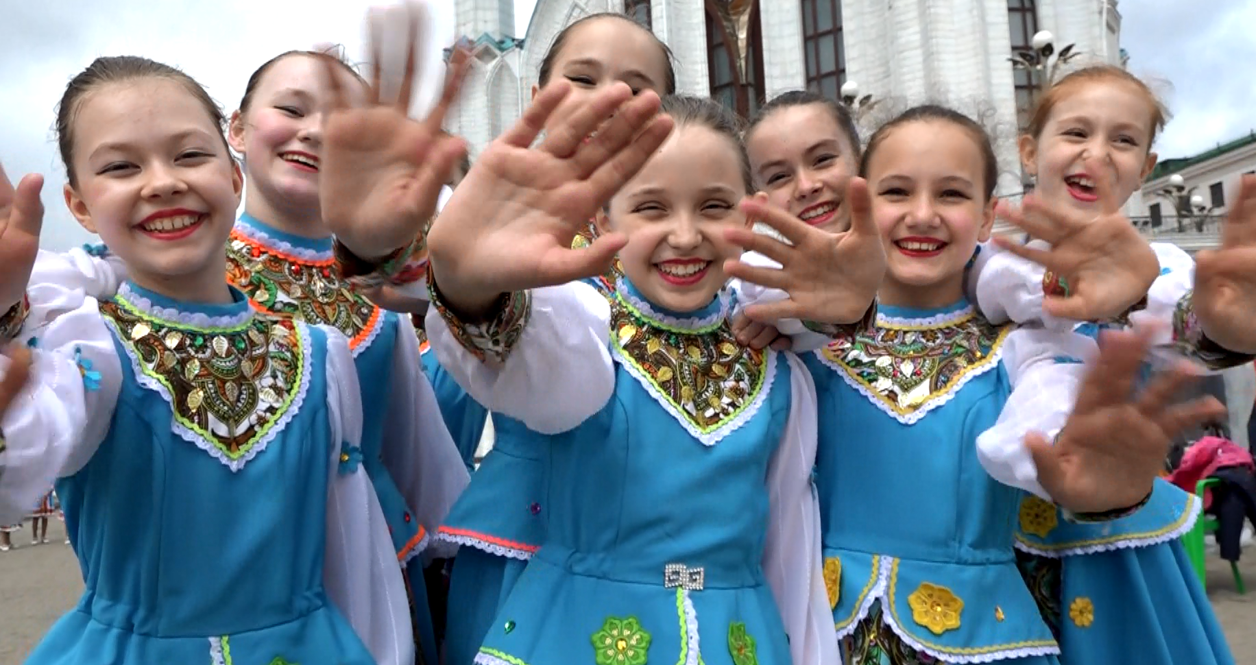 Выступление миру мир. Дружба народов Казань. Дружба народов Татарстана для детей. Праздник дружбы народов в начальной школе костюмы. День защиты детей в Кремле Казань.