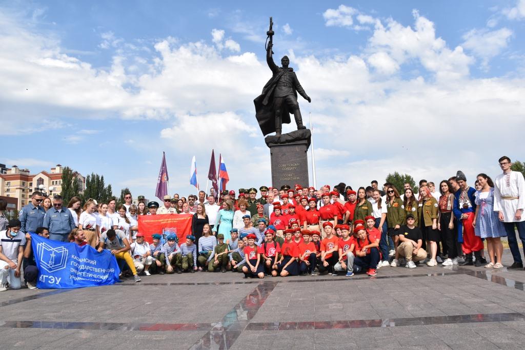 Гази загитов википедия. Гази Загитов памятник. Гази Загитов памятник в Уфе. Памятник Гази Загитов в Казани. 9 Мая Гази Асланов.